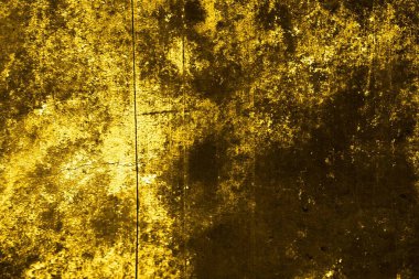 Sarı duvar beyaz, eski, soyulmuş boyayla boyanmış.