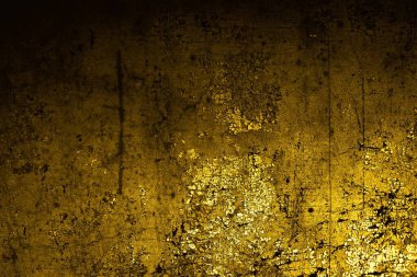 Sarı duvar beyaz, eski, soyulmuş boyayla boyanmış.