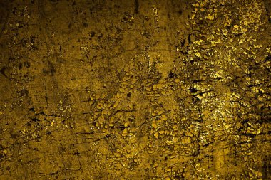 Sarı duvar beyaz, eski, soyulmuş boyayla boyanmış.