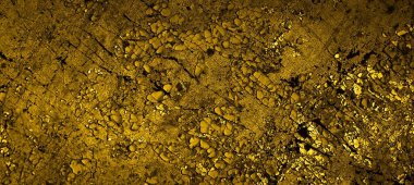 Sarı duvar beyaz, eski, soyulmuş boyayla boyanmış.