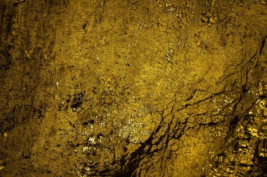 Sarı duvar beyaz, eski, soyulmuş boyayla boyanmış.