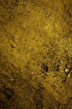 Sarı duvar beyaz, eski, soyulmuş boyayla boyanmış.