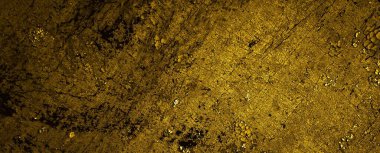 Sarı duvar beyaz, eski, soyulmuş boyayla boyanmış.