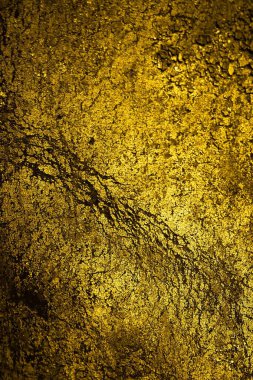 Sarı duvar beyaz, eski, soyulmuş boyayla boyanmış.