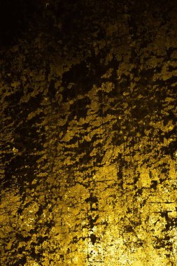 Sarı duvar beyaz, eski, soyulmuş boyayla boyanmış.