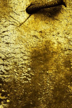 Sarı duvar beyaz, eski, soyulmuş boyayla boyanmış.