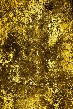 Sarı duvar beyaz, eski, soyulmuş boyayla boyanmış.