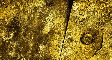 Sarı duvar beyaz, eski, soyulmuş boyayla boyanmış.