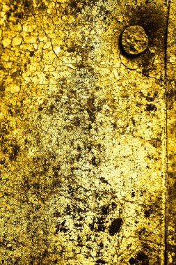 Sarı duvar beyaz, eski, soyulmuş boyayla boyanmış.