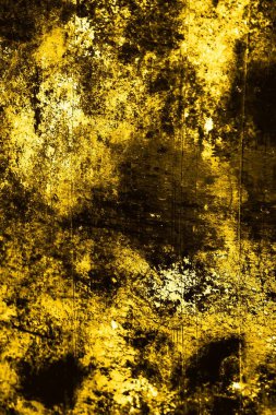 Sarı duvar beyaz, eski, soyulmuş boyayla boyanmış.