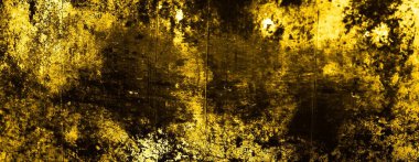 Sarı duvar beyaz, eski, soyulmuş boyayla boyanmış.