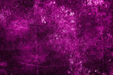 Beyaz, eski, soyulmuş boyayla boyanmış mor bir duvar.