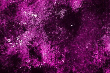 Beyaz, eski, soyulmuş boyayla boyanmış mor bir duvar.