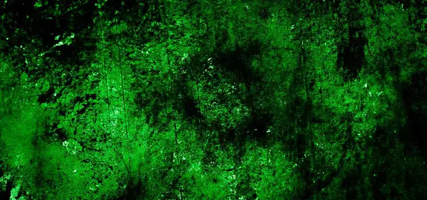 Beyaz, eski, soyulmuş boyayla boyanmış yeşil duvar.