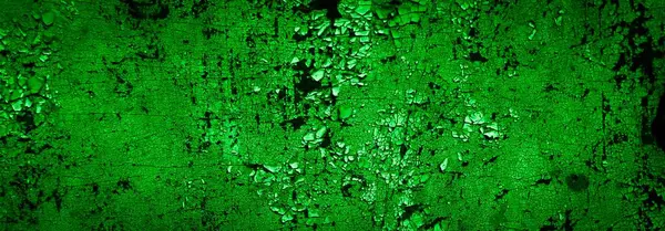 Beyaz, eski, soyulmuş boyayla boyanmış yeşil duvar.