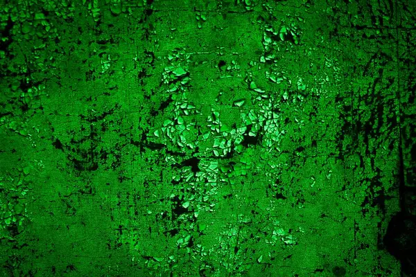 Beyaz, eski, soyulmuş boyayla boyanmış yeşil duvar.