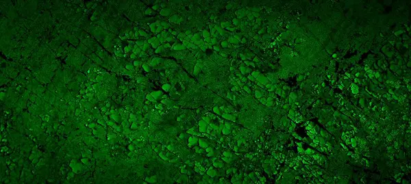 Beyaz, eski, soyulmuş boyayla boyanmış yeşil duvar.