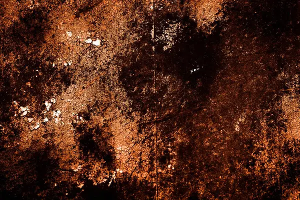 turuncu duvar beyaz eski soyulmuş boyayla boyanmış.