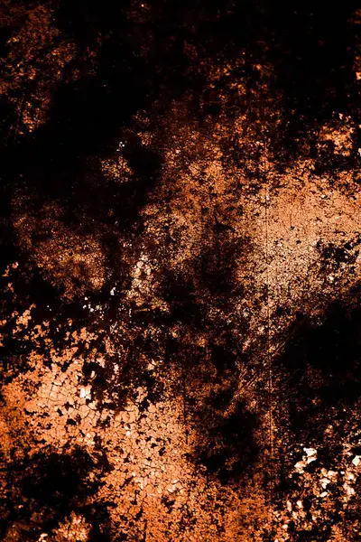 turuncu duvar beyaz eski soyulmuş boyayla boyanmış.