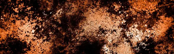 turuncu duvar beyaz eski soyulmuş boyayla boyanmış.