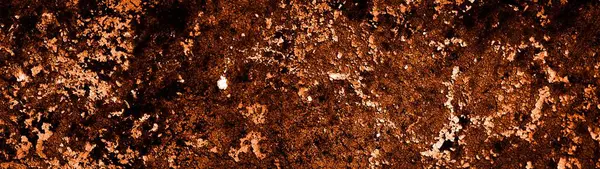 turuncu duvar beyaz eski soyulmuş boyayla boyanmış.