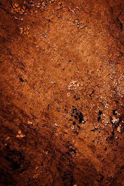 turuncu duvar beyaz eski soyulmuş boyayla boyanmış.