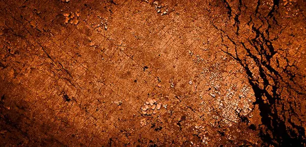 turuncu duvar beyaz eski soyulmuş boyayla boyanmış.