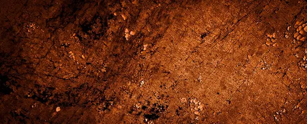 turuncu duvar beyaz eski soyulmuş boyayla boyanmış.