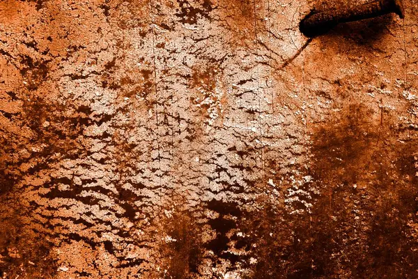 turuncu duvar beyaz eski soyulmuş boyayla boyanmış.