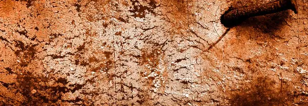 turuncu duvar beyaz eski soyulmuş boyayla boyanmış.