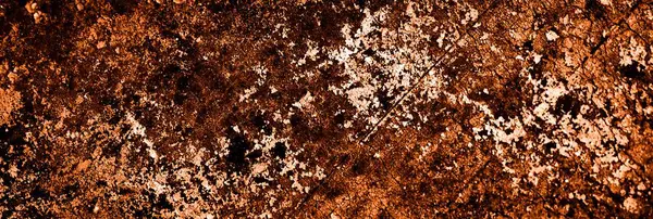 turuncu duvar beyaz eski soyulmuş boyayla boyanmış.