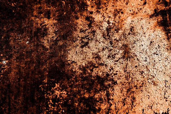 turuncu duvar beyaz eski soyulmuş boyayla boyanmış.