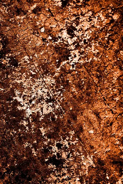 turuncu duvar beyaz eski soyulmuş boyayla boyanmış.