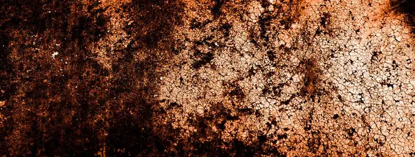 turuncu duvar beyaz eski soyulmuş boyayla boyanmış.