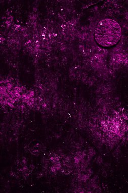 Beyaz, eski, soyulmuş boyayla boyanmış mor bir duvar.