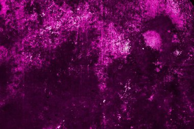 Beyaz, eski, soyulmuş boyayla boyanmış mor bir duvar.