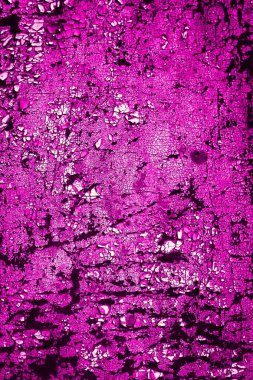 Beyaz, eski, soyulmuş boyayla boyanmış mor bir duvar.