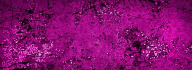 Beyaz, eski, soyulmuş boyayla boyanmış mor bir duvar.