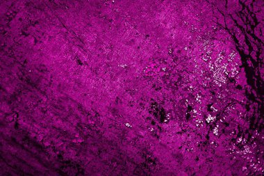 Beyaz, eski, soyulmuş boyayla boyanmış mor bir duvar.