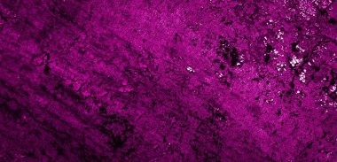 Beyaz, eski, soyulmuş boyayla boyanmış mor bir duvar.