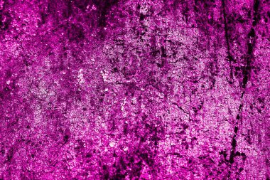 Beyaz, eski, soyulmuş boyayla boyanmış mor bir duvar.