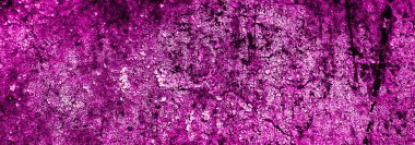 Beyaz, eski, soyulmuş boyayla boyanmış mor bir duvar.