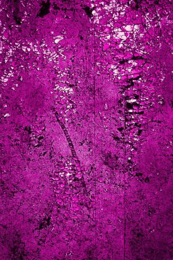 Beyaz, eski, soyulmuş boyayla boyanmış mor bir duvar.