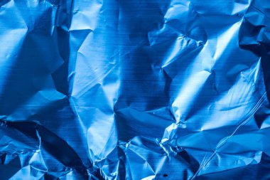 Buruşmuş metal levha maviye boyanmış. arkaplan veya doku