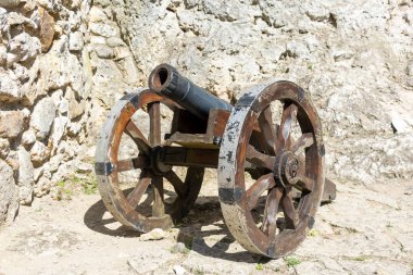 Eski ortaçağ topları taş bir duvarın arka planında