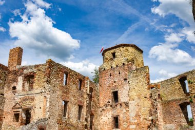 Piskoposların kalesinin harabeleri kuşatma altında.