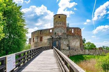 Piskoposların kalesinin harabeleri kuşatma altında.