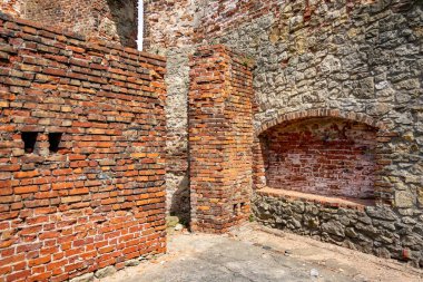 Piskoposların kalesinin harabeleri kuşatma altında.