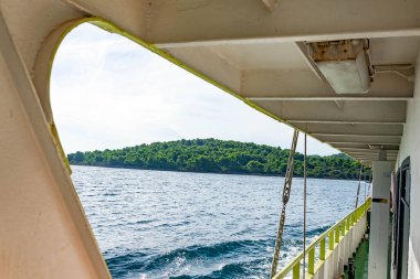 Bir yelkenli gemisinden adanın manzarası