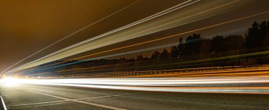 Geceli arabaların ışıkları